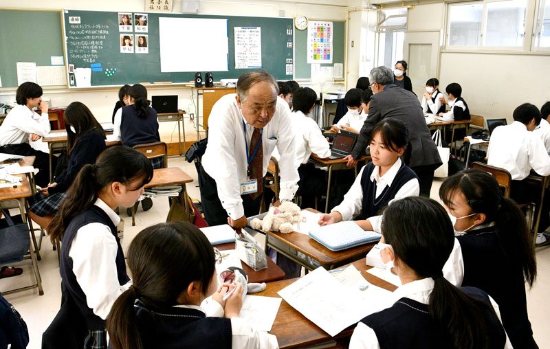 デートＤＶの行為について話し合う生徒＝香取市の県立小見川高校