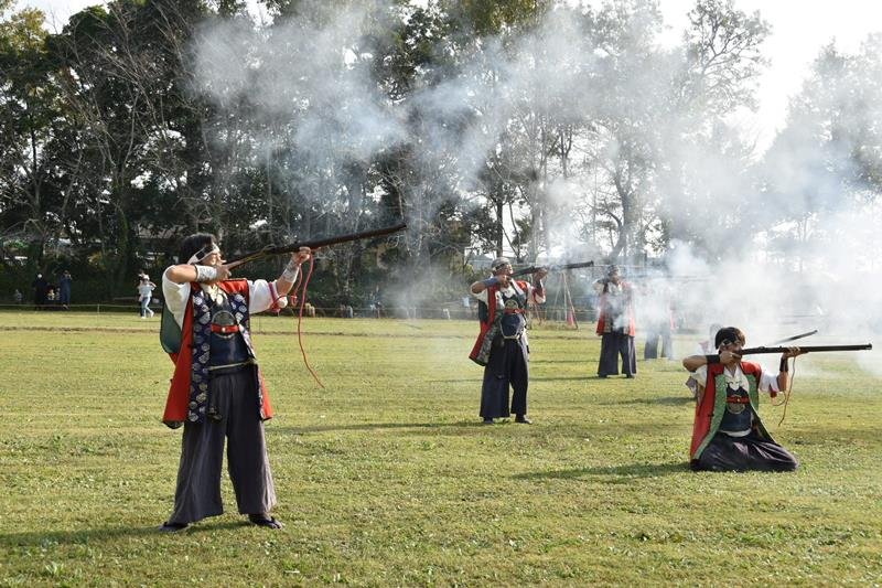 迫力ある火縄銃の演武が披露された八街御成街道祭り＝３日、八街市沖
