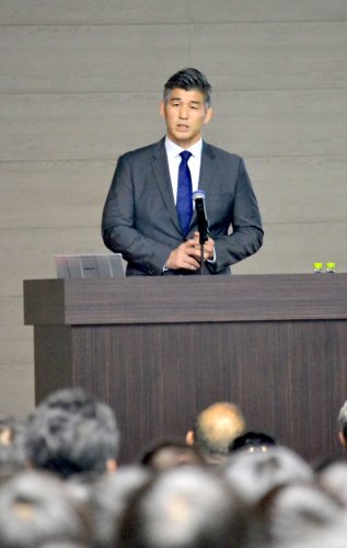 千葉商業高創立１００周年を記念し講演した井上康生さん＝２日、千葉市中央区のＹｏｈａＳアリーナ
