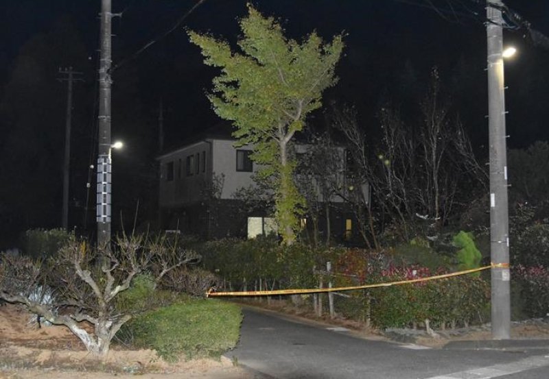 高齢とみられる男女２人の遺体が発見された住宅＝５日午後９時２５分ごろ、佐倉市高岡