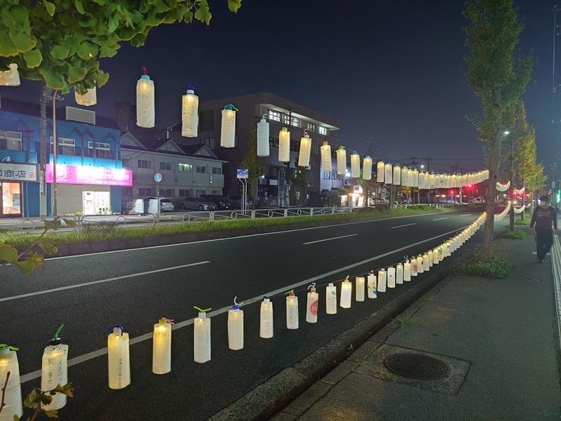 五井駅東口から延びる更級通りに飾り付けられた地元高校生制作のペットボトルランタン＝市原市

