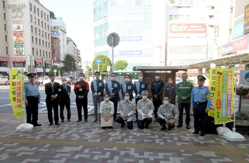 ＪＲ市川駅前で啓発グッズを配ったコンビニ店員や警察官ら（県警提供）