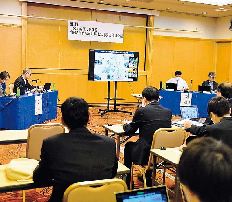 有識者会議の初会合の様子＝１７日、千葉市中央区のホテル