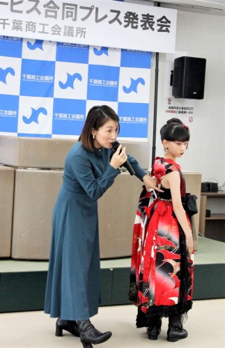 合同プレス発表会で自社商品をプレゼンする参加企業＝１６日、千葉市中央区