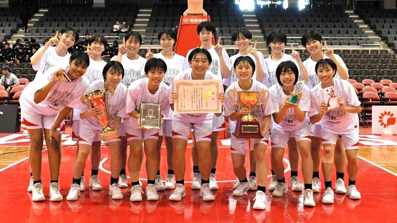 第７６回全国高校選手権に出場する女子の千葉経大付＝４日、船橋アリーナ