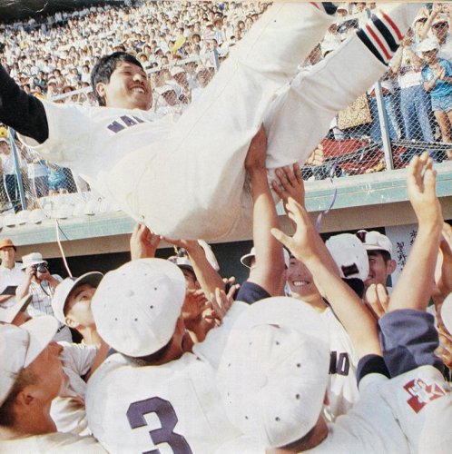 ５年ぶりの甲子園出場を決めて胴上げされる石井好博監督＝１９８０年７月２７日、千葉市の県野球場（現県総合ＳＣ野球場）
