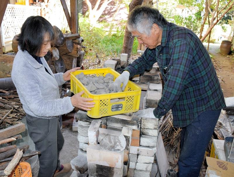 素朴なぬくもり「芝原人形」　丹精込めて縁起物、来年えと「辰」用意　長南で４代目家族が分業手作り　１５～２４日に披露販売