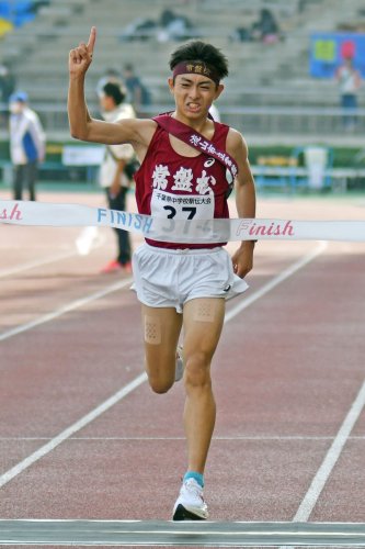 男子優勝のゴールテープを切る流山市立常盤松中のアンカー山上永悟＝４日、柏の葉公園総合競技場
