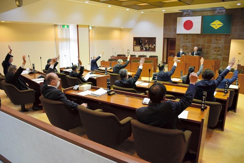 全会一致でハラスメント防止条例案を可決した長生村議会＝１６日、同村議会議場