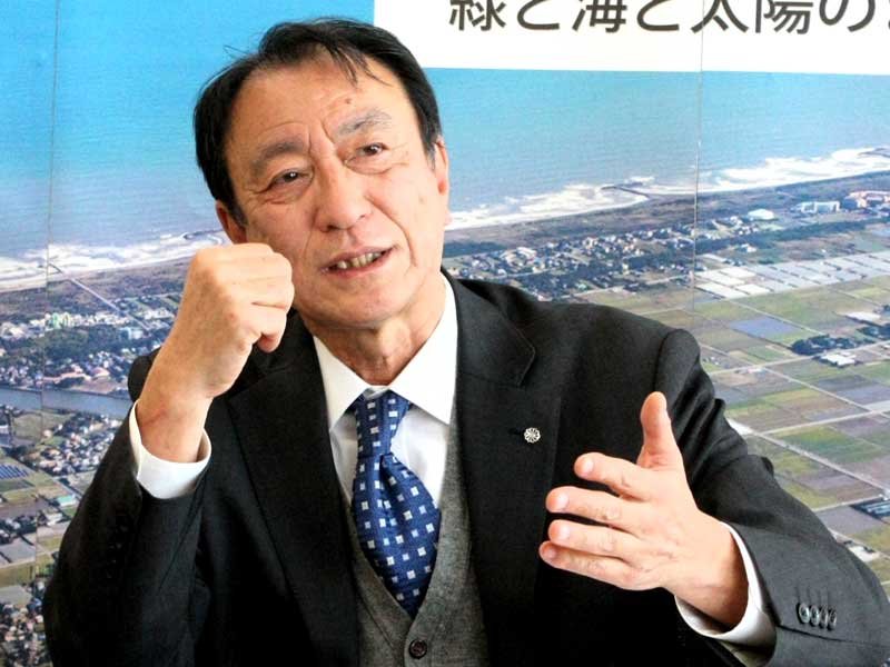 京葉線のダイヤ改正に「容認できず、再考を求める」と指摘した一宮町の馬淵町長＝２７日、同町役場