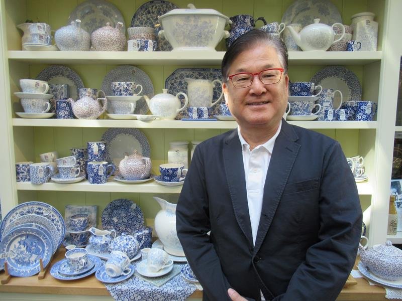 「佐倉マナーハウス」に並ぶバーレイの陶器の数々と岩谷社長＝佐倉市
