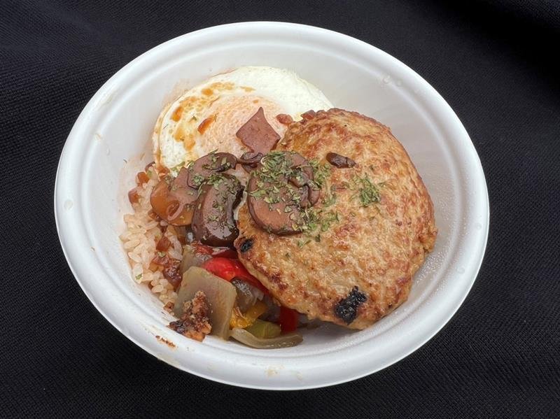 香取市産の豚肉や野菜、米を使用した「Ｋａｔｏｒｉ'Ｓ　ＨＡＷＡＩＩＡＮ　鉄板ロコモコ丼」
