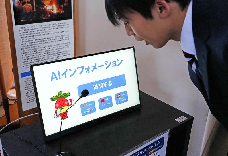 御宿町が導入したＡＩ音声案内＝同町役場玄関ロビー