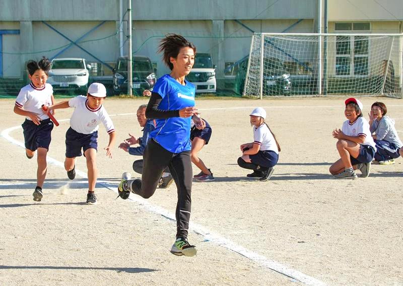 校庭で競走する内藤選手と浪花小児童＝いすみ市
