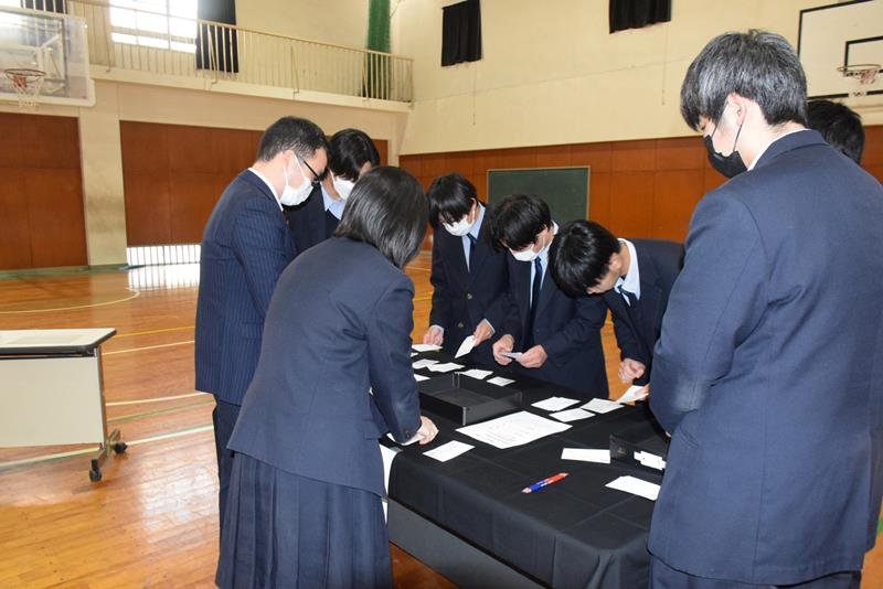 模擬選挙で市選管のアドバイスを受けながら開票作業を進める生徒＝旭市
