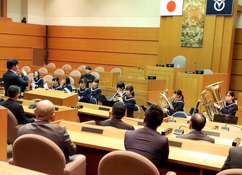 市議会議場で演奏する大佐和中吹奏楽部＝５日、富津市