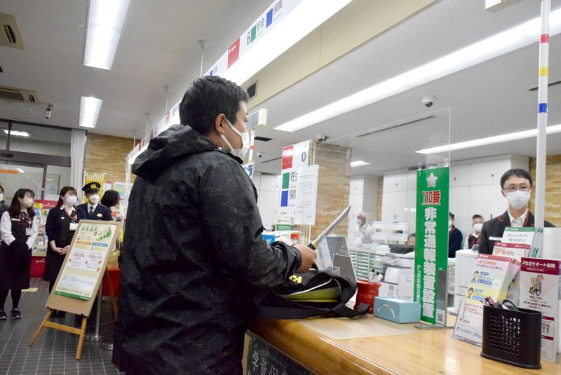 刃物をちらつかせる強盗役に冷静に対応した訓練＝匝瑳市