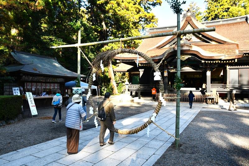 心身の汚れを清めるための茅の輪が設置されている＝９日、香取市の香取神宮