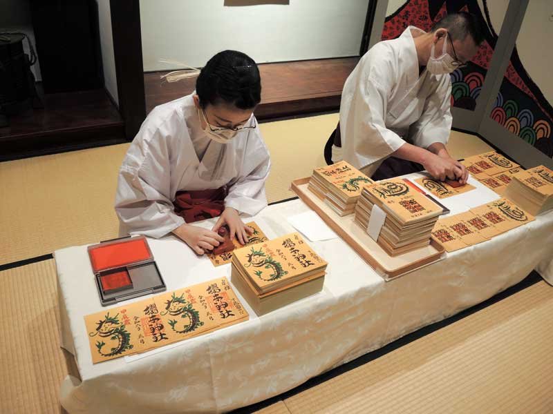 来年のえとにちなんだ「竜」の御朱印符の頒布準備が進む櫻木神社＝野田市