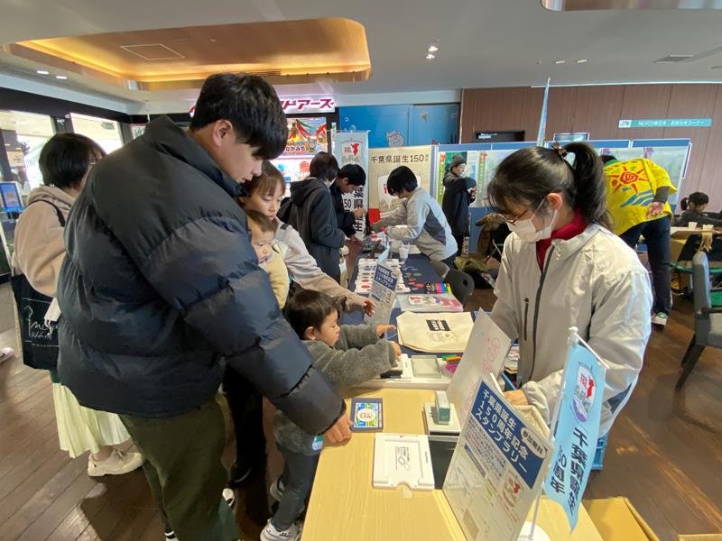 スタンプラリーなどが用意されたイベント＝木更津市の海ほたるＰＡ
