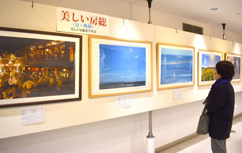 力作が並ぶ「美しい房総を写す会」の写真展＝１２日、千葉市中央区のそごう千葉店地階ギャラリー