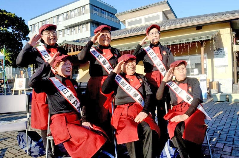 山武署一日署長となり、笑顔でポーズをとる「ＢａＢａピザ」店主の６人＝１３日、山武市