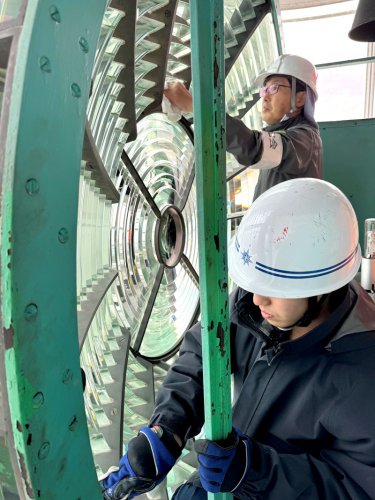 直径約２メートルの灯台レンズの掃除作業＝１８日、南房総市