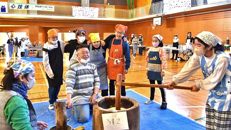 「収穫祭」で餅つきを楽しむ南小の児童＝２１日、四街道市