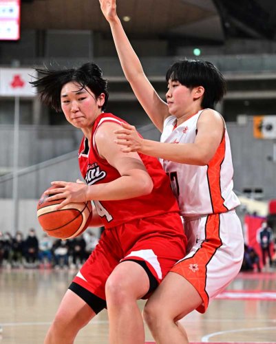 明星学園―千葉経大付　第１クオーター、競り合う千葉経大付の角（左）＝東京体育館