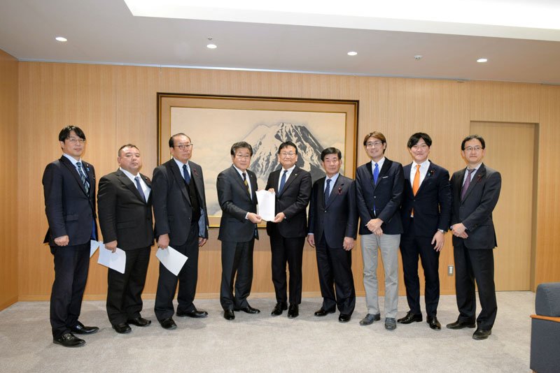 神谷市長（右から５人目）に要望書を手渡す自民党市議団＝２５日、千葉市役所
