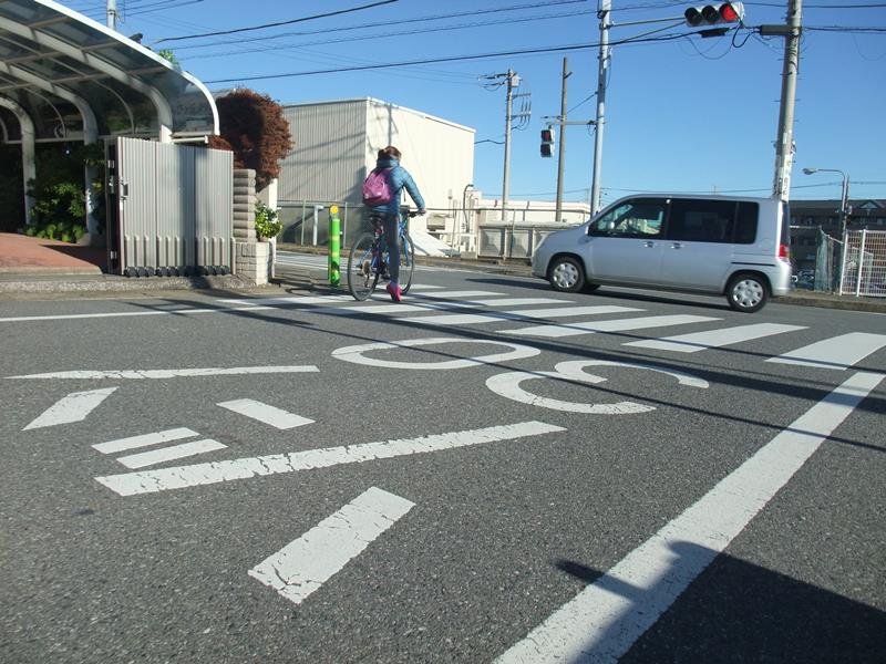 母子がはねられ、１歳の女児が死亡する事故が起きた交差点＝１１月１４日、四街道市