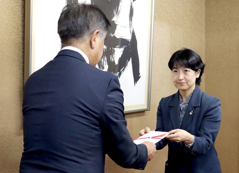 目録を手渡す淡路代表（右）
