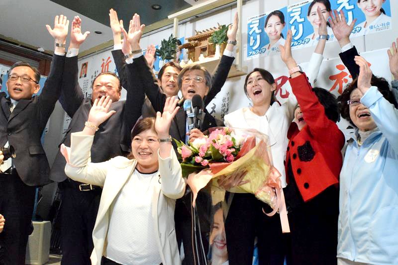 衆院千葉５区補選で当選確実の報が入り、万歳をして喜ぶ自民の英利氏（右から３人目）＝４月２４日、市川市