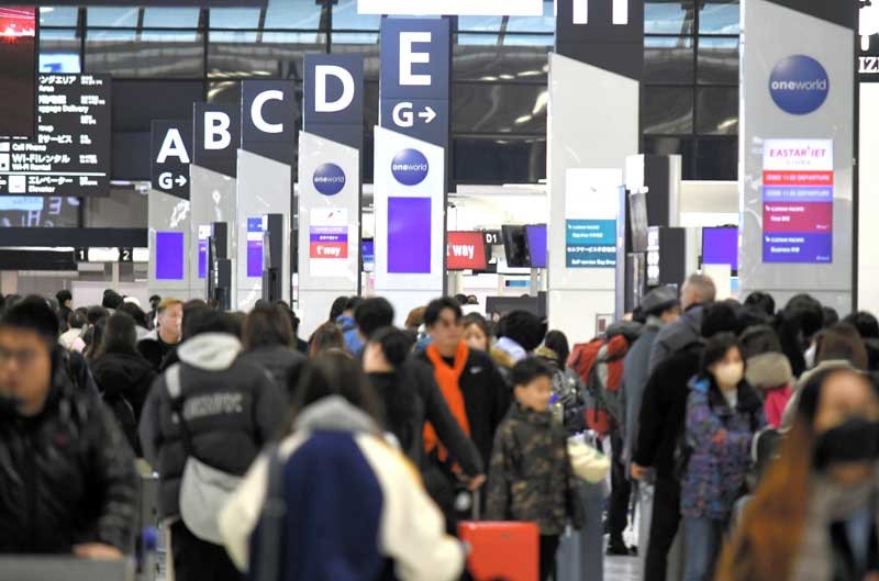 成田空港で水際対策が撤廃されてから初めての年末年始の出国ラッシュ。多くの日本人旅行客や外国人客がターミナルを行き交った＝２８日午前９時５分ごろ、成田市