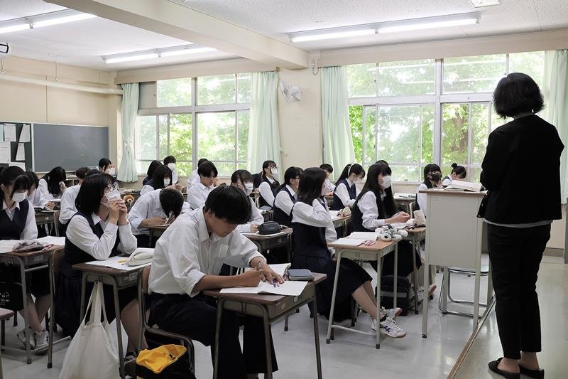 コロナ５類移行から１カ月が経過した教室。マスクを着けた生徒も着けていない生徒も見られた＝６月７日、千葉市緑区の県立土気高校

