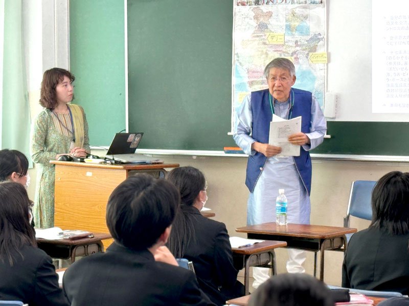 自身の経験を話す卒業生の久保木さん＝香取市の県立佐原高校（同校提供）