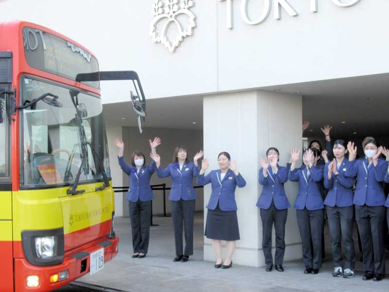 浦安ホテル「東京ベイ東急」営業終了　最後の宿泊客を見送り　お別れセレモニー、涙ぐむ従業員も