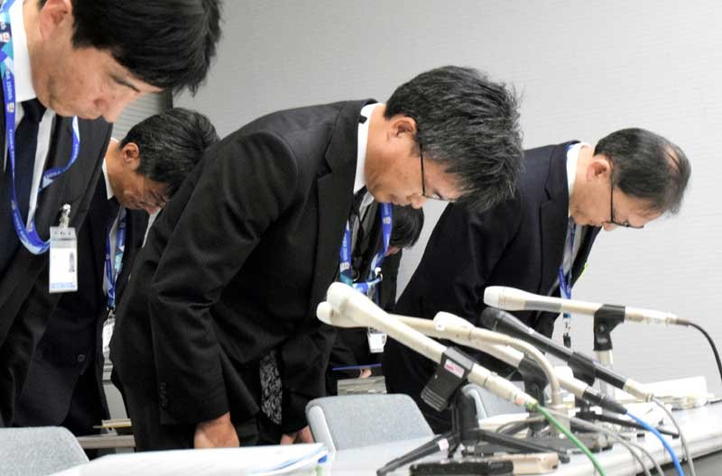 千葉県職員の逮捕を受け、記者会見冒頭に頭を下げて謝罪する池口県土整備部長（中央）＝１０日、県庁