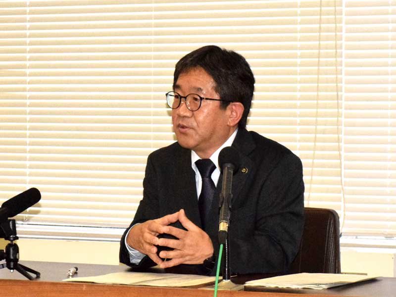 定例記者会見で説明する銚子市の越川信一市長＝３０日、銚子市役所