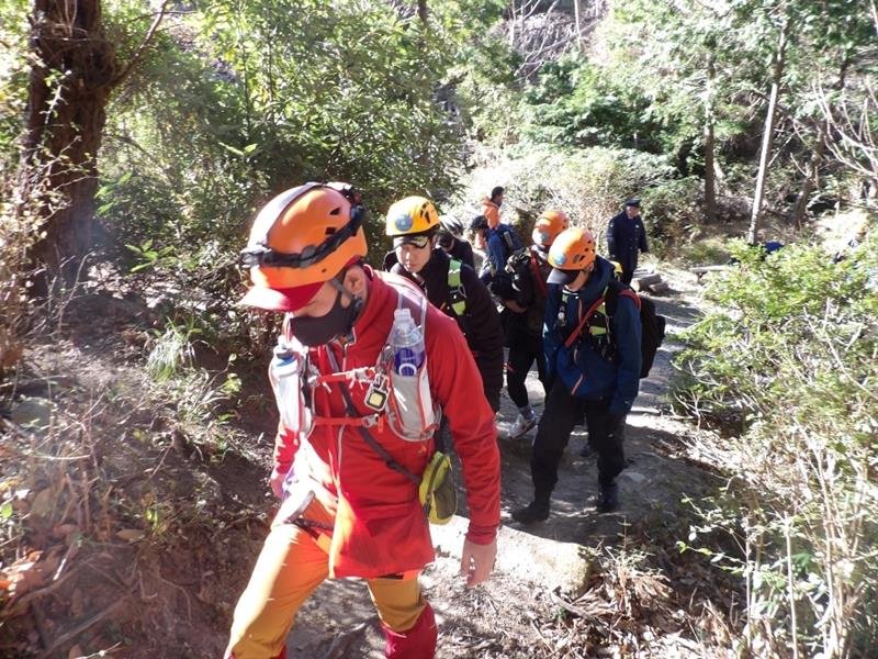 鋸山をパトロールする富津署山岳レスキューチームのメンバーら（県警提供）
