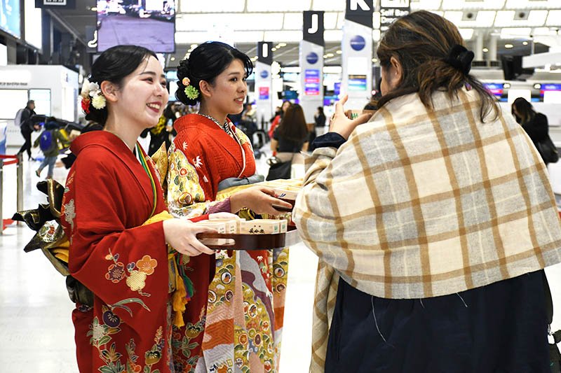 航空の安全や発展祈願　成田空港　４年ぶり外国人に振る舞い酒