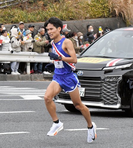 ２区で力走する順大の浅井皓貴＝横浜市戸塚区