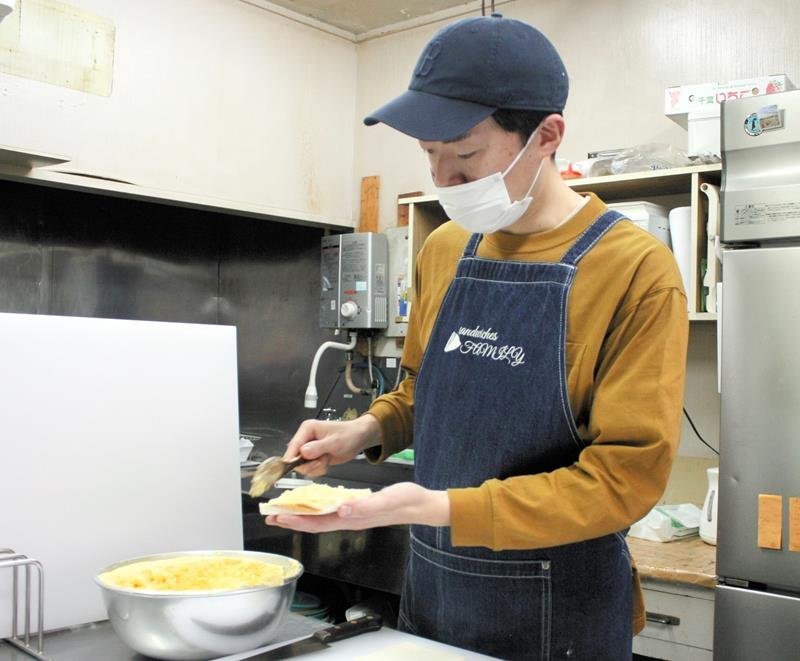 自家製マヨネーズを使った一番人気の「玉子サンド」を作る長谷さん＝千葉市若葉区