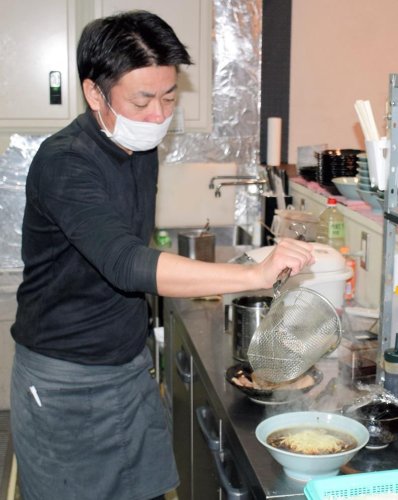 みうらや誠麺を開店した老舗製麺所の４代目、斎藤実さん＝茂原市
