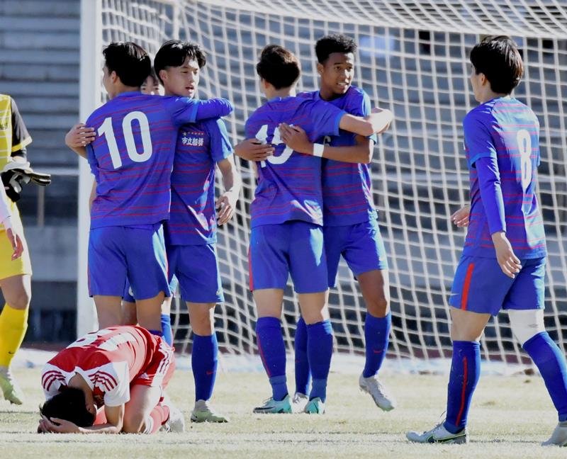 準決勝進出を決め、喜ぶ市船橋イレブン