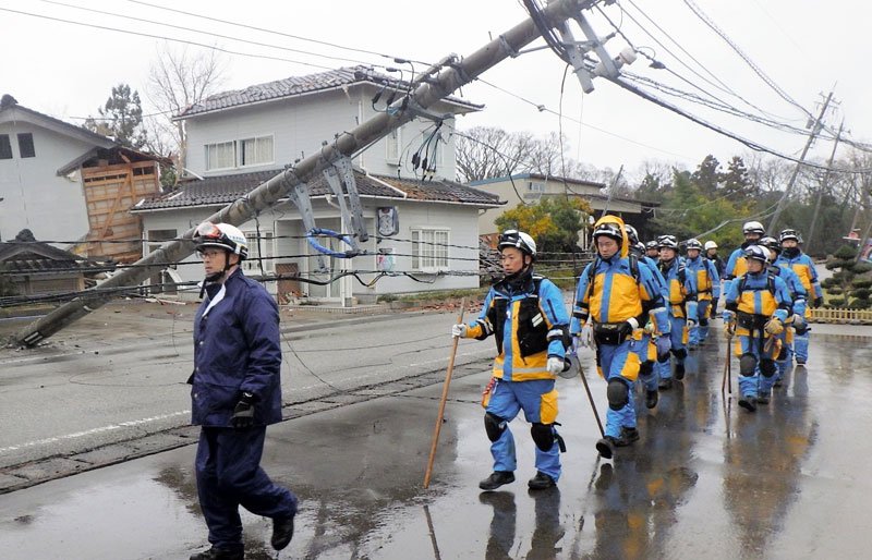 石川県の被災地で活動する千葉県警の広域緊急救助隊。電柱が倒れ道路は車両が通行できなくなっていた（千葉県警提供）
