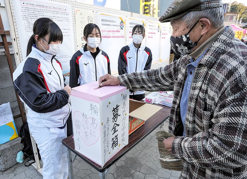 勝浦朝市で石川県輪島市への支援募金や応援メッセージを募る勝浦中生＝１３日午前、勝浦市