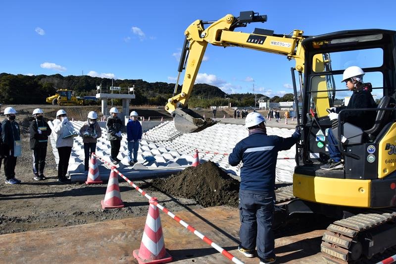 重機の操作を体験する児童ら＝銚子市
