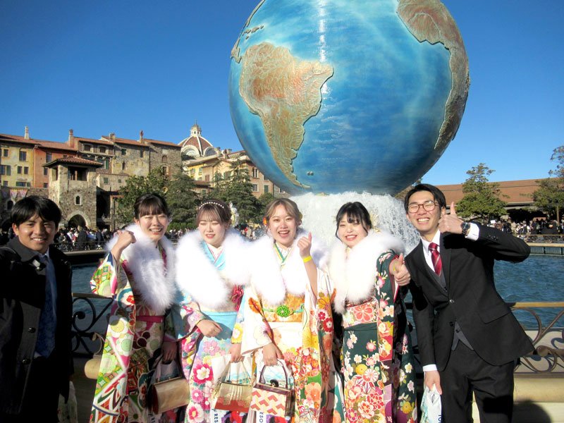 東京ディズニーシーでポーズを取る「新２０歳」たち