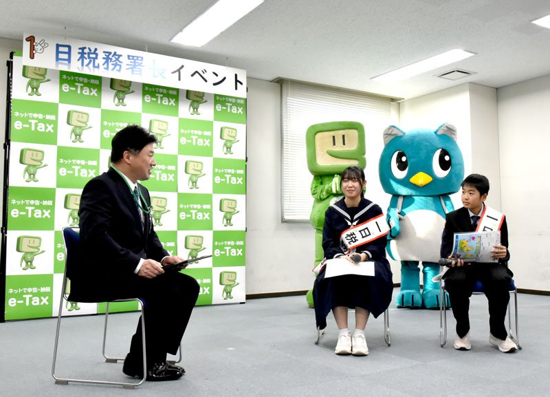 谷田署長（左）から感想を聞かれる堀田さん（中央）と池田君＝千葉市花見川区
